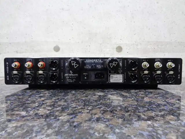 Jeff Rowland背面