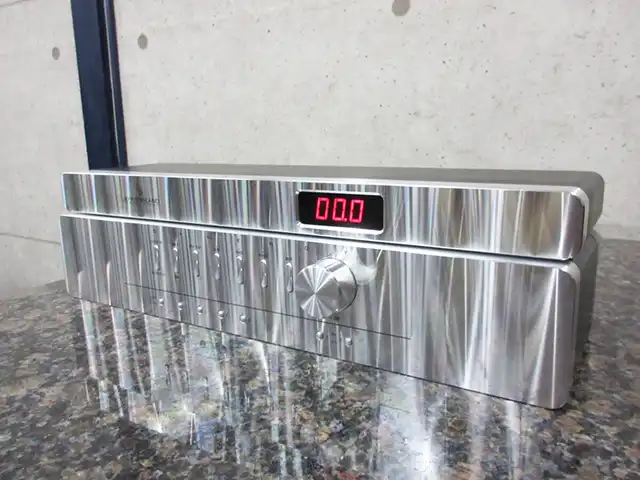 Jeff Rowland前面